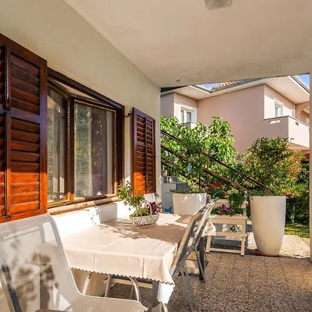 Beautiful In With Kitchen Apartment *